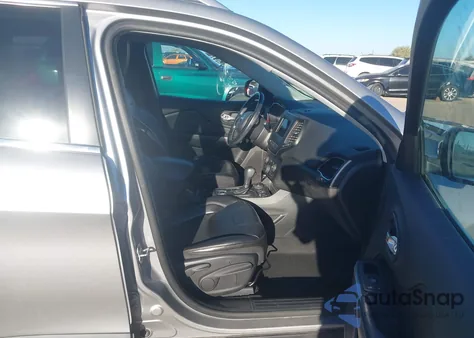 2019 Jeep Cherokee Latitude Plus 4X4 from USA, damaged, VIN 1C4PJMLX2KD346994